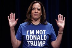 a-photo-of-kamala-harris-wearing-a-t-shirt-with-th-7CNkc6QaTCe7T9Gdu8GLxA-ChZEUPHGQpSvOkSbGuxgFA